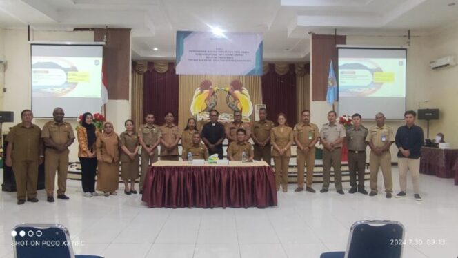 
					Foto bersama pembukaan FGD RDTR 2024 di Gedung Silas Papare Serui, Kepulauan Yapen, Selasa 30 Juli 2024. (KabarPapua.co/Ainun Faathirjal)