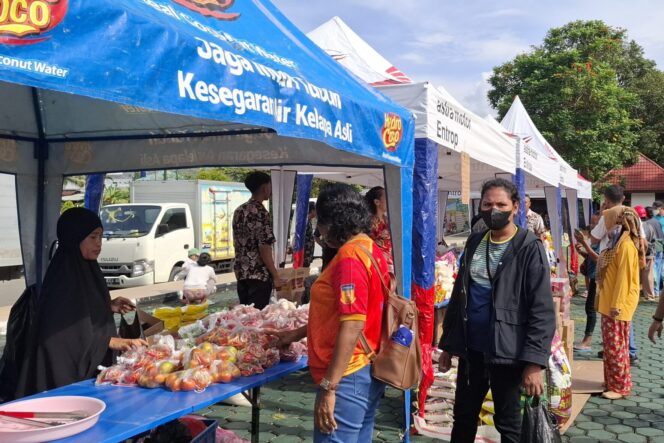 
					Suasana pasar murah di halaman Kantor Otonom Kotaraja, Kota Jayapura, Papua, Jumat 5 Juli  2024. (KabarPapua.co/Imelda)