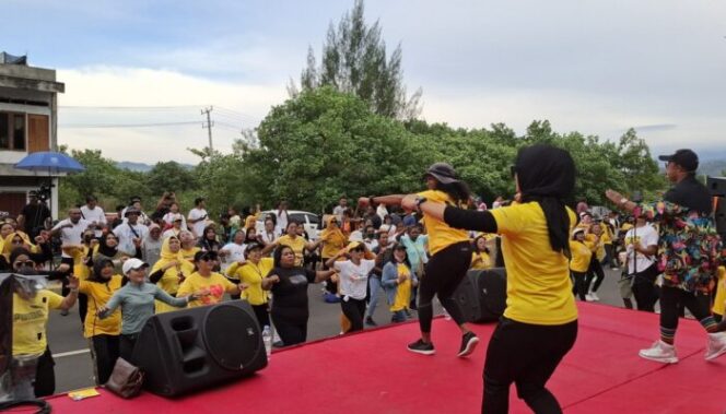 
					Senam Manyala bersama Mace Papua For PW di kawasan Car Free Day Holtekamp, Sabtu 20 Juli 2024. (KabarPapua.co/Imelda)