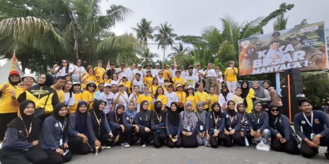 
					Tim Pemenangan Paulus Waterpauw foto bersama paguyuban dan pendukung Kaka Besar PW usai Senam Manyala, Sabtu 20 Juli 2024. (KabarPapua.co/Imelda)