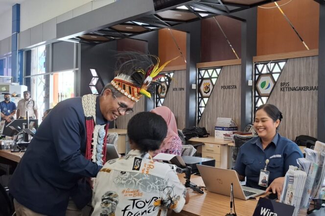 
					Direktur Kepesertaan BPJS Kesehatan, David Bangun meninjau Mal Pelayanan Publik Kota Jayapura, Kamis 25 Juli 2024. (KabarPapua.co/Imelda)