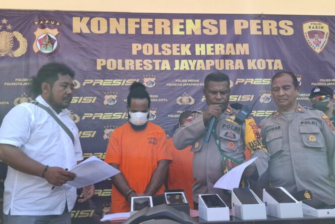 
					Kapolsek Heram, Iptu Bernadus Y.Ick merilis kasus rudapaksa wanita muda, Senin 29 Juli 2024. (Humas Polresta)