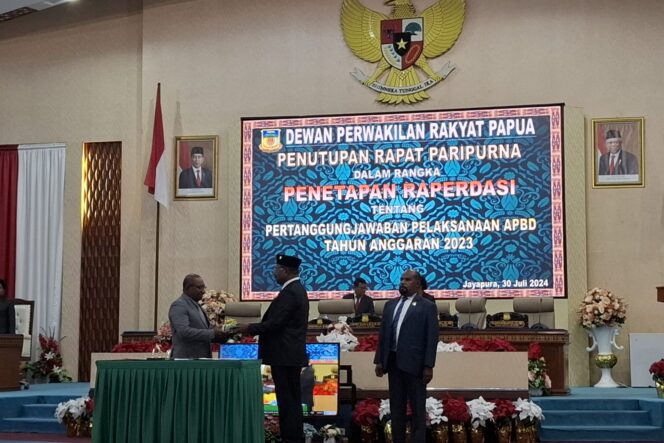 
					DPR Papua menetapkan Raperdasi Pertanggungjawaban Pelaksanaan APBD 2023 dalam rapat paripurna, Selasa 30 Juli 2024. (KabarPapua.co/Imelda)