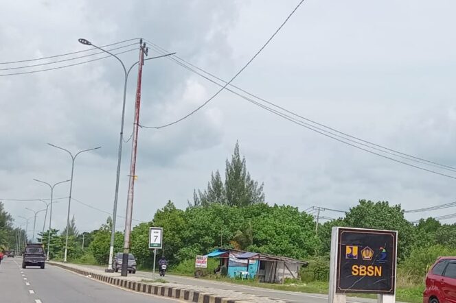 
					Suasana Jalan Holtekamp  yang menghubungkan pusat Kota Jayapura dan Distrik Muara Tami, Rabu 3 Juli 2024. (KabarPapua.co/Nataluya Yoku)