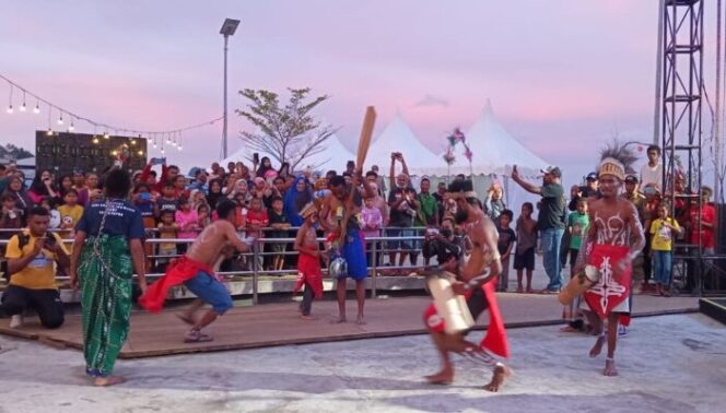 
					Penampilan tarian kreasi pada pembukaan Festival Jamaika di Kampung Nelayan Jayapura, Jumat 5 Juli 2024. (KabarPapua.co/Natalya Yoku)