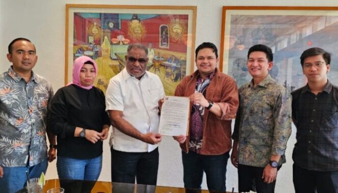 
					Koordinator Teritorial Wilayah Papua Raya DPP Perindo, Billy Nerotumilena  menyerahkan surat tugas kepada Abisai Rollo di Jakarta (Ist)