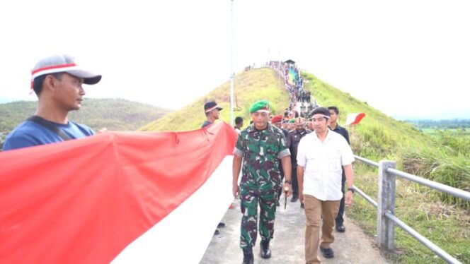 
					Pangdam XVII Cendrawasih, Mayjen TNI Izak Pangemanan memantau pembentangan Bendera Merah Putih di Bukit Tungkuwiri, Kabupaten Jayapura, Papua. (Pendam Cenderawasih)