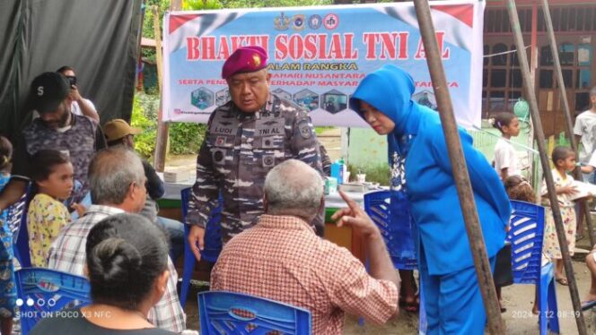 
					 Danlantamal X Jayapura, Brigjen TNI (Mar) Ludi Prastyono menyapa warga Kampung Pasir Hitam saat Bakti Sosial TNI AL, Jumat 12 Juli 2024. (KabarPapua.co/Ainun Faathirjal)