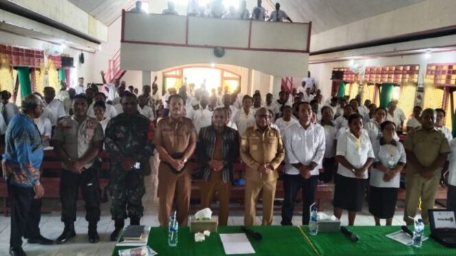 
					Penjabat Bupati Kepulauan Yapen, Welliam Manderi foto bersama usai pembukaan Konven Pelayanan Firman Wilayah IV Sinode GKI di Tanah Papua, Selasa 16 Juli 2024. (KabarPapua.co/Ainun Faathirjal)