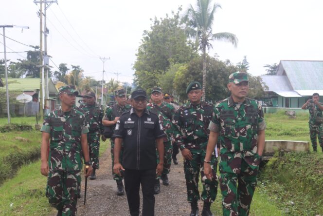 
					Penjabat Bupati Kepulauan Yapen, Welliam Manderi mendampingi Brigjen TNI J.O Sembiring saat berkunjung ke Kipan D Yonif 753/AVT, Sabtu 20 Juli 2024. (KabarPapua.co/Ainun Faathirjal)