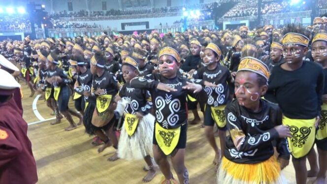 
					Anak Papua mempersembahkan Tari Kolosal pada Puncak Hari Anak Nasional di Jayapura, Selasa 23 Juli 2024. (KabarPapua.co/Imelda)