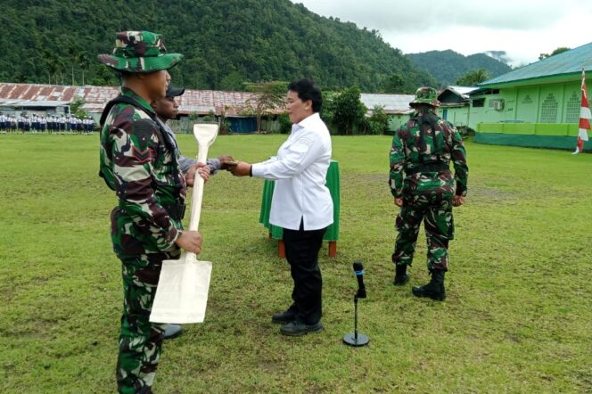 
					Sekda Yapen Erny Tania menyerahkan peralatan pendukung TMMD ke-121 di Kampung Parea Distrik Nusawani, Rabu 24 Juli 2024. (KabarPapua.co/Ainun Faathirjal)