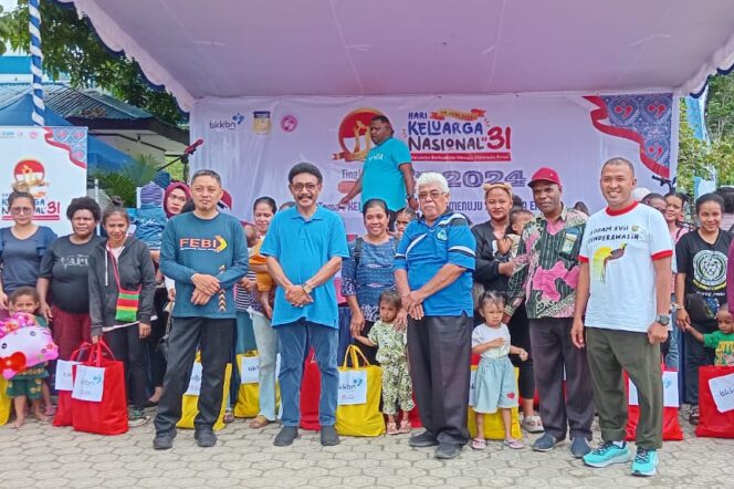 
					Kepala BKKBN Papua, Nerius Auparay foto bersama keluarga berisiko stunting di Kota Jayapura, Kamis 25 Juli 2024. (KabarPapua.co/Natalya Yoku)