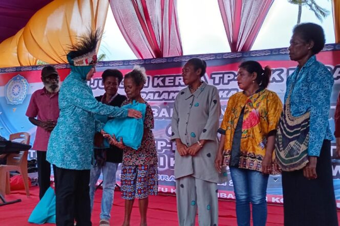 
					Ketua Umum TP PKK Pusat, Tri Tito Karnavian menyerahkan bantuan kepada masyarakat di Distrik Muara Tami, Kota Jayapura, Kamis 25 Juli 2024. (KabarPapua.co/Natalya Yoku)