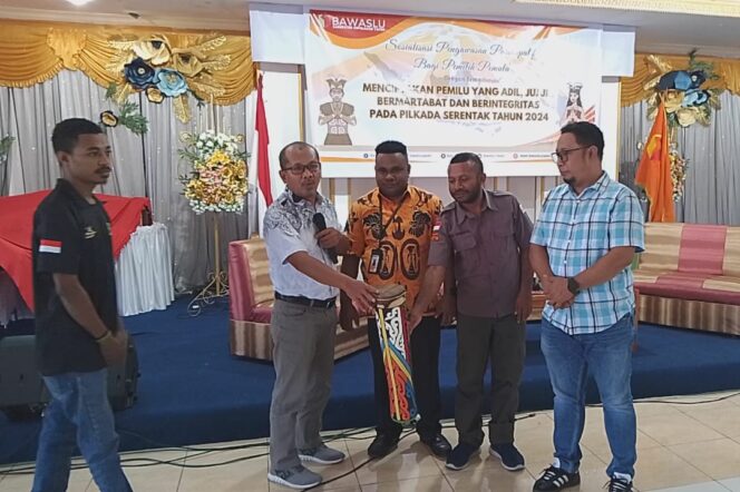 
					Bawaslu membuka sosialisasi pemilih pemuda di Kepulauan Yapen, Sabtu 27 Juli 2024. (KabarPapua.co/Ainun Faathirjal)