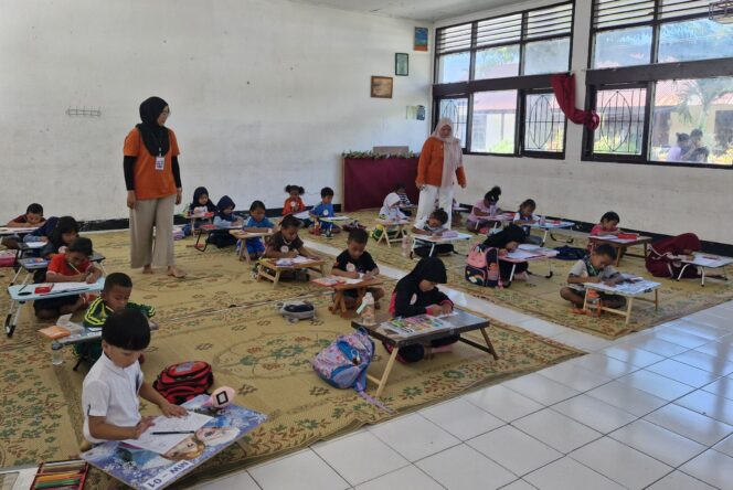 
					Suasana lomba mewarnai peringatan Hari Anak Nasional 2024 di Kepulauan Yapen, Sabtu 27 Juli 2024. (KabarPapua.co/Ainun Faathirjal)