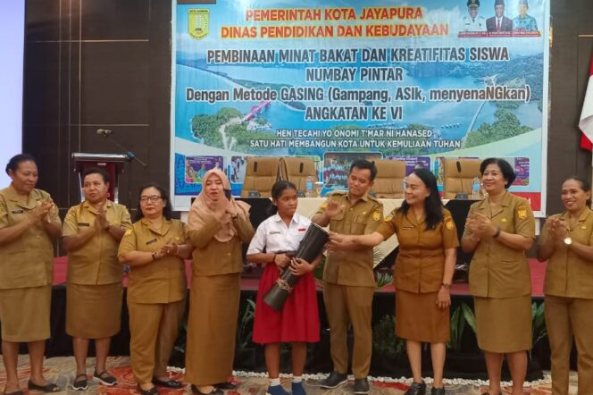 
					Plt Kadis Pendidikan Kota Jayapura, Abdul Majid membuka pelatihan Gasing, Selasa 30 Juli 2024. (KabarPapua.co/Natalya Yoku) 