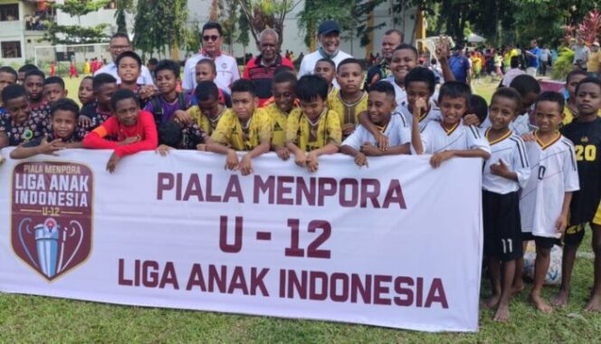 
					Ketua Panpel Piala Menpora U12, Mathias Benoni Mano foto bersama para peserta Liga Anak Indonesia Series Jayapura. (KabarPapua.co/Natalya Yoku)