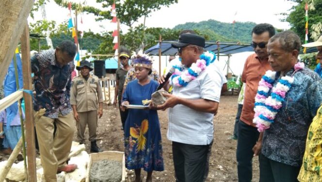 
					Penjabat Bupati Kepulauan Yapen, Welliam Manderi meletakan batu pertama Kantor BUMKamp Kabuena, Sabtu 13 Juli 2024. (KabarPapua.co/Ainun Faathirjal)
