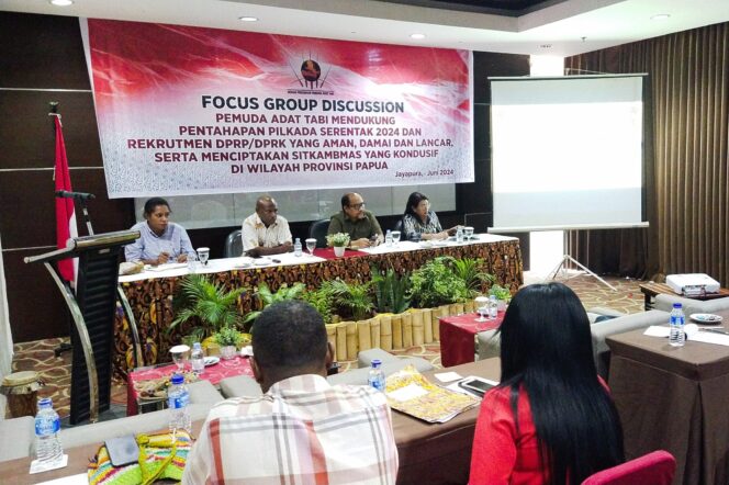 
					Suasana FGD Inisiasi Presidium Pemuda Adat Tabi Kota Jayapura untuk Pilkada Damai di Papua, Sabtu 13 Juli 2024. (KabarPapua.co/Alan Youwe)