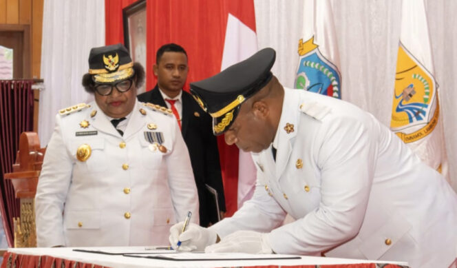 
					Penjabat Gubernur Papua Tengah, Dr. Ribka Haluk, S.Sos, MM melantik Nenu Tabuni, S.Sos sebagai Penjabat Bupati Puncak di Aula Kantor Gubernur Provinsi Papua Tengah, Selasa 30 Juli 2024.  Foto: Pemprov Papua Tengah 