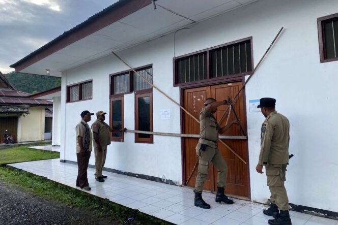 
					Petugas Satpol PP Kepulauan Yapen mencoba membuka palang Kantor OPD, Kamis 18 Juli 2024. (Humas Pemkab Yapen/Andrew)