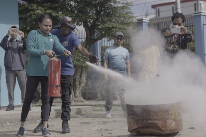 
					Simulasi kebakaran di halaman Kantor PLN Unit Layanan Pelanggan (ULP) Wamena Kota, Jumat 28 Juni 2024. (PLN)