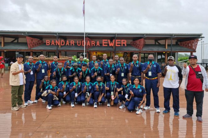 
					Siswa SMK Industri Kreatif, Kelautan dan Perikanan Asmat foto bersama jelang keberangkatan menuju  Yogyakarta dan Makassar. (KabarPapua.co/Abdel Syah)