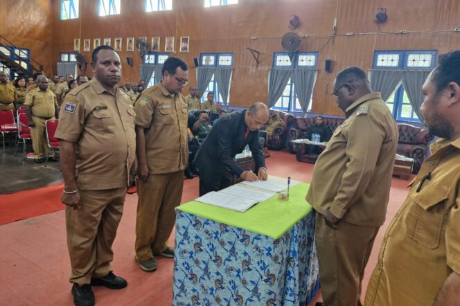 
					Bupati Asmat, Elisa Kambu saat melantik pejabat eselon di Gedung Wiyata Mandala, Agats, Selasa 2 Juli 2024. (KabarPapua.co/Abdel Syah)