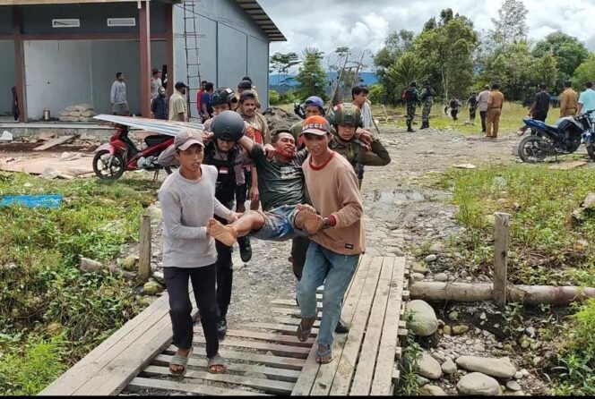 
					TNI-Polri mengevakuasi seorang warga korban bentrok suku di Kota Kenyam, Kabupaten Nduga, Papua Pegunungan, Selasa 2 Juli 2024. (Humas Polda Papua)