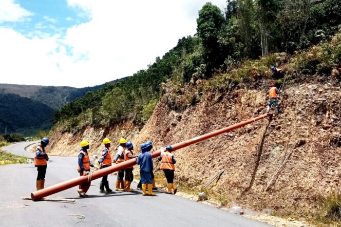 
					PLN membangun jaringan baru di daerah 3T untuk melistriki 7 kampung selama 24 jam di Pegunungan Arfak. (PLN)