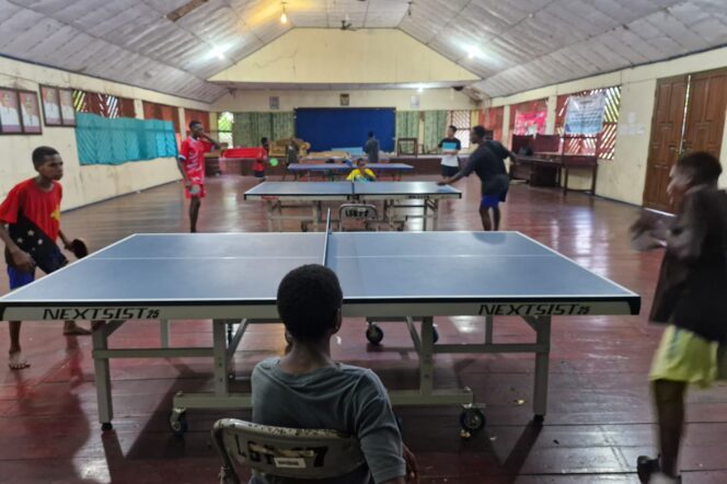 
					Pembinaan anak usia dini dan remaja di Kabupaten Asmat melalui cabor tenis meja. (KabarPapua.co/Abdel Syah)