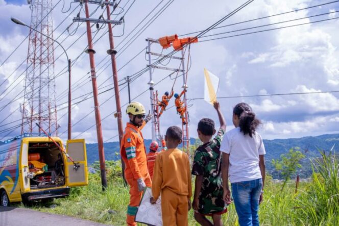 
					Ilustrasi bermain layang-layan di dekat jaringan PLN. Foto: PLN Papua