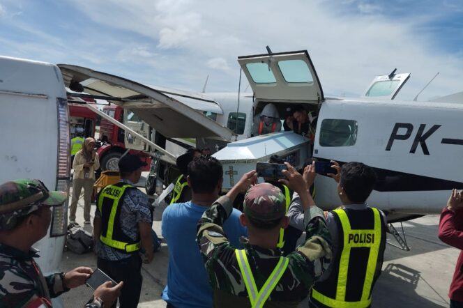 
					Proses evakuasi jenazah korban bentrok suku di Kabupaten Nduga ke Kabupaten Mimika, Rabu 3 Juli 2024. (Humas Polda Papua)