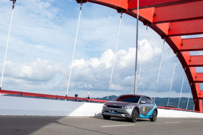 
					Mobil listrik PLN melintas di Jembatan Youtefa, Kota Jayapura, Papua. (PLN)