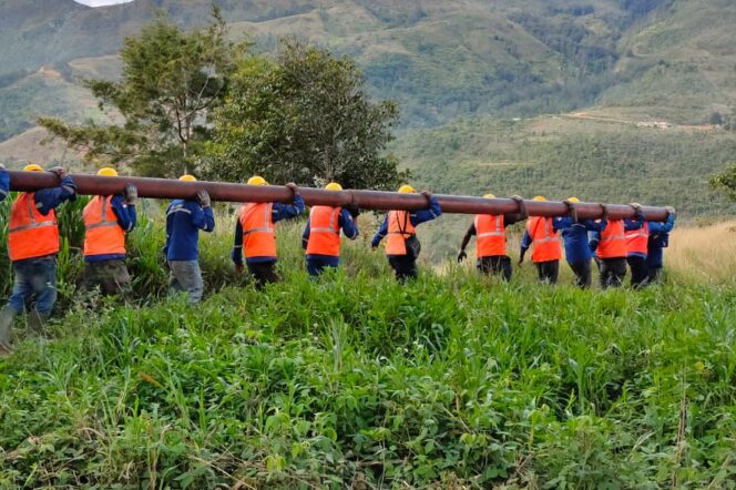 
					Petugas PLN saat melakukan pemasangan jaringan listrik di pedesaan Tanah Papua. (PLN) 