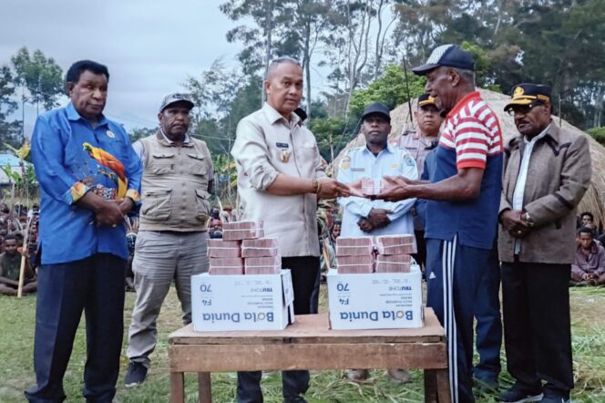 
					Penjabat Gubernur Papua Pegunungan, Velix Wanggai menyerahkan dana Rp1 miliar kepada warga Asolokobal untuk perdamaian adat. (KabarPapua.co/Stefanus Tarsi)