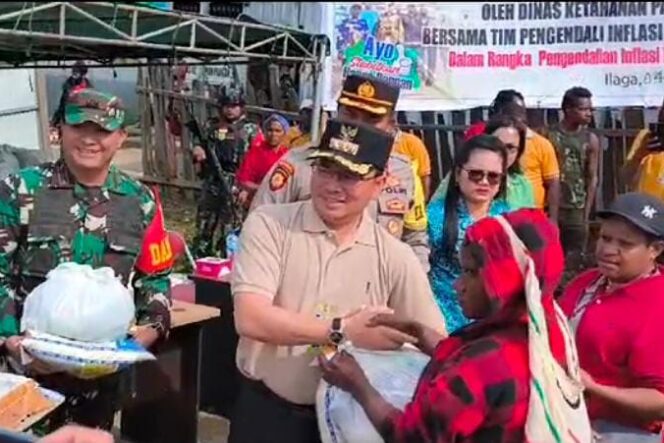 
					Penjabat Bupati Puncak, Darwin Tobing membuka pasar murah untuk meringankan beban ekonomi warga,  Kamis 4 Juli 2024. (Diskominfo Puncak)