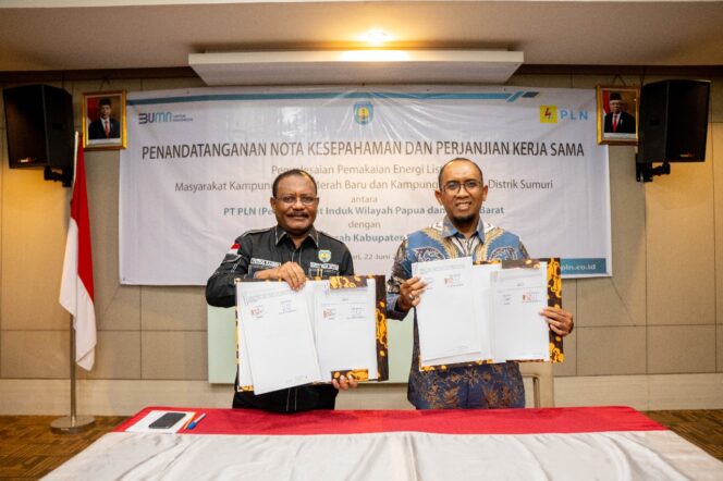 
					General Manager PT PLN UIW Papua dan Papua Barat, Budiono, dan Bupati Teluk Bintuni, Petrus Kasihiw, menunjukkan MoU kerja sama Operasi Kelistrikan di Distrik Sumuri. (PLN)