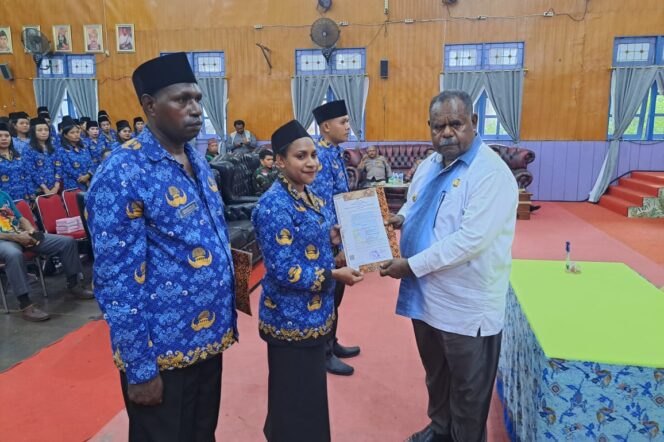 
					Pernyerahan dokumen kontrak kerja tenaga pendidik PPPK oleh Bupati Asmat Elisa Kambu, Kamis 4 Juli 2024. (KabarPapua.co/Abdel  Syah)