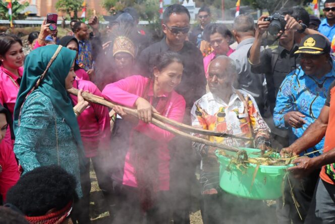 
					Ketua Umum Bhayangkari Juliati Sigit Prabowo mengikuti tradisi bakar batu saat tiba di Wamena, Papua Pegunungan, Kamis 4 Juli 2024. (KabarPapua.co/Stefanus Tarsi)