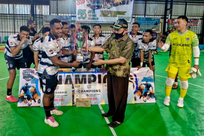 
					Nasya FC menerima piala usai menjuarai Turnamen Pecinta Futsal Asmat (PFA) Cup I di Lapangan Rafi Futsal, Sabtu 6 Juli 2024. (KabarPapua.co/Abdel Syah)