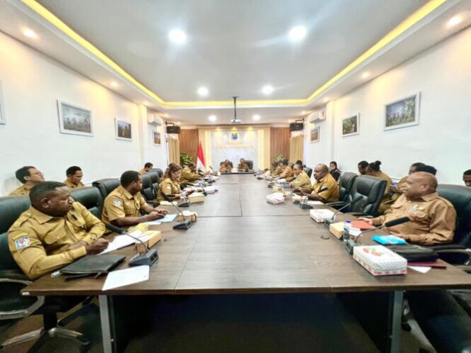 
					Rapat bersama Pemkab Jayawijaya dan Pemprov Papua Pegunungan untuk HUT ke-79 RI. (KabarPapua.co/Stefanus Tarsi)  