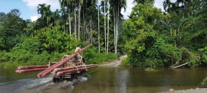 
					Petugas PLN membawa material pendukung kelistrikan menembus sungai ke Desa Gunung Menasaha, Kecamatan Setia Bakti, Kabupaten Aceh Jaya, Provinsi Aceh yang jaraknya kurang lebih 200 kilometer dari Banda Aceh. Foto: PLN 