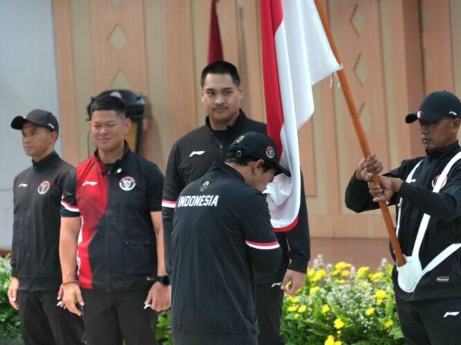 
					Pengukuhan Kontingen Indonesia ditandai penyerahan bendera Merah Putih dari Menteri Pemuda dan Olahraga RI Dito
Ariotedjo kepada Chef de Mission (CdM)
Kontingen Indonesia Anindya Novyan
Bakrie. Berikutnya para atlet beserta ofisial
Kontingen Indonesia satu per satu mencium bendera Merah Putih dengan penuh khidmat di Wisma Kemenpora. Foto: PTFI