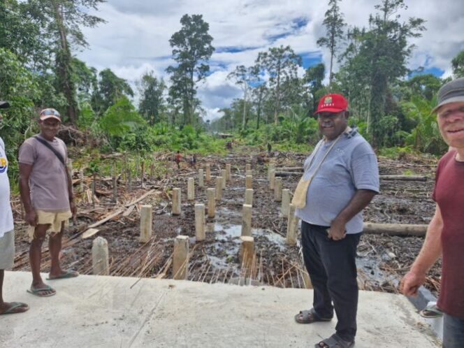 
					Bupati Asmat Elisa Kambu saat meninjau pembangunan Jalan Kamsa. (KabarPapua.co/Abdel Syah)  
