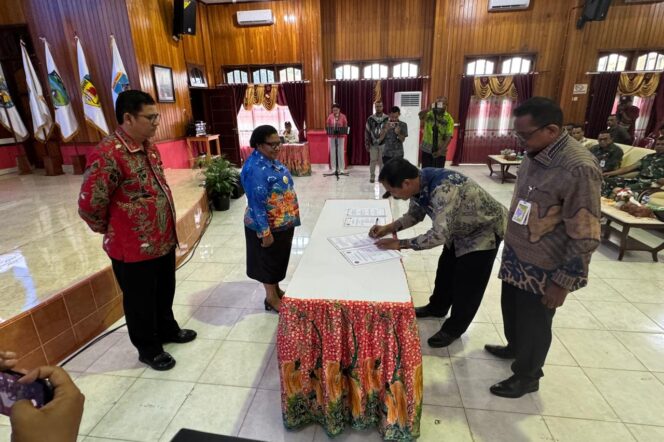 
					Penjabat Gubernur Papua Tengah, Ribka Haluk menyaksikan penandatanganan NPHD antara Dishub dan UPBU Kelas II Nabire, Jumat 12 Juli 2024. (Humas Pemprov Papua Tengah)