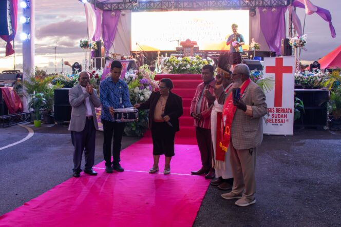 
					Penjabat Gubernur Papua Tengah, Ribka Haluk saat menghadiri KKR PGGPT di Bandara Lama Nabire, Kabupaten Nabire, Kamis 11 Juli 2024. (Humas Pemprov Papua Tengah)