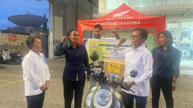 
					Penerimaan hadiah dari Paulus Waterpauw kepada Elis Solossa, pemenang doorprikt Jingle Manayala Kaka Besar. Foto: Tim PW