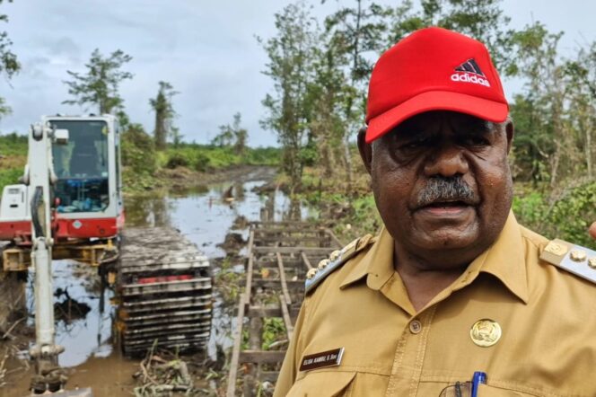 
					Bupati Asmat Elisa Kambu saat peninjau pembangunan jalan alternatif penghubung ibu kota dan kawasan perkantoran baru. (KabarPapua.co/Abdel Syah)